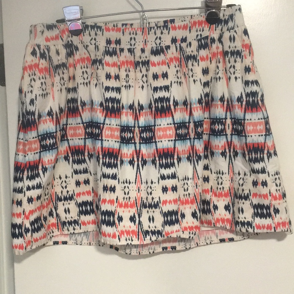 Patterned skirt with pockets